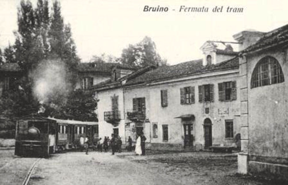 La fermata del tram a Bruino.